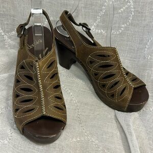 NWOT Dansko leather wooden bottom gorgeous sandals